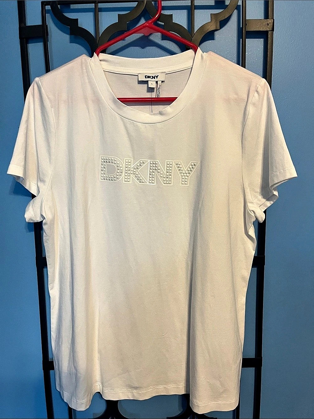 DKNY Graphic Tee in White, Large